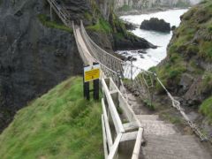 Carrick-a-Rede__touwbrug_vanaf_het_eiland.jpg